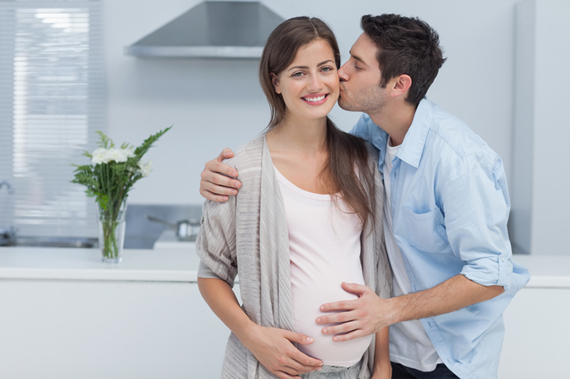 Homem cuidando da esposa grávida