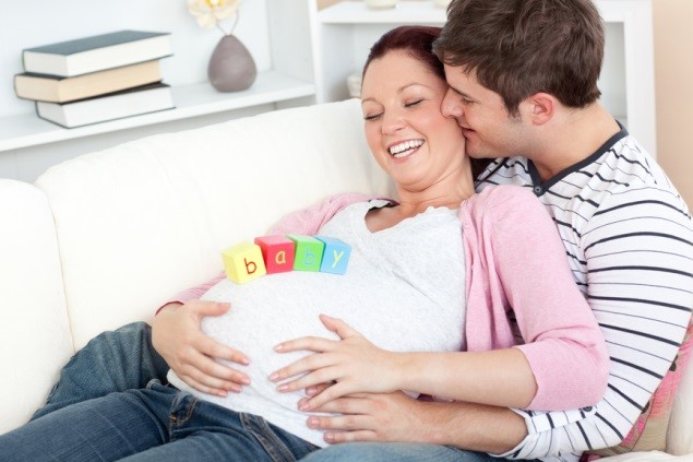 Casal feliz abraçando a gravidez