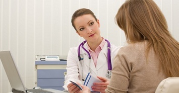 Woman talking to female fertility doctor