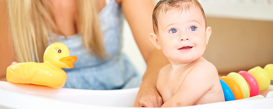 Bebê tomando banho em banheiro à prova de crianças