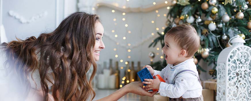 Bebé jugando con nuevos regalos de Navidad