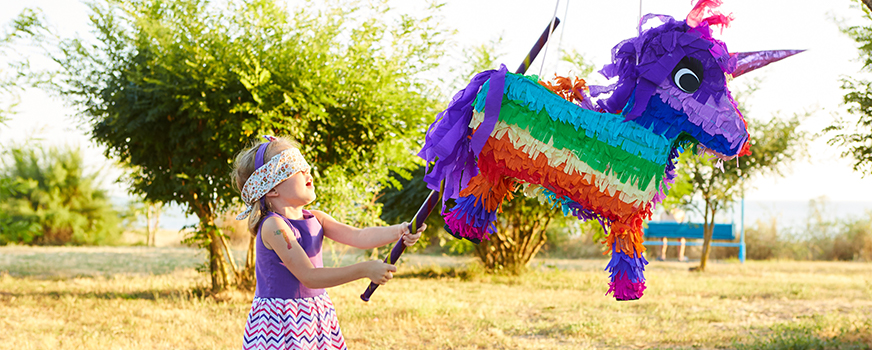 Criança Usando Piñata De Revelação De Gênero Criativo