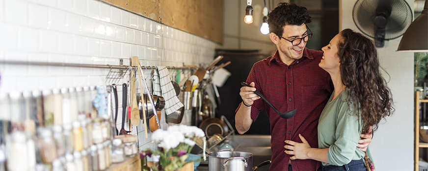 Casal cozinhando juntos para passar momentos de qualidade