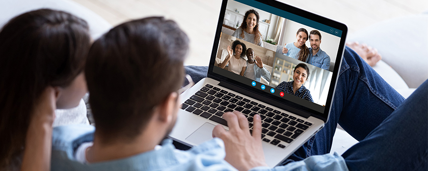 Casal fazendo videochamada com amigos e familiares