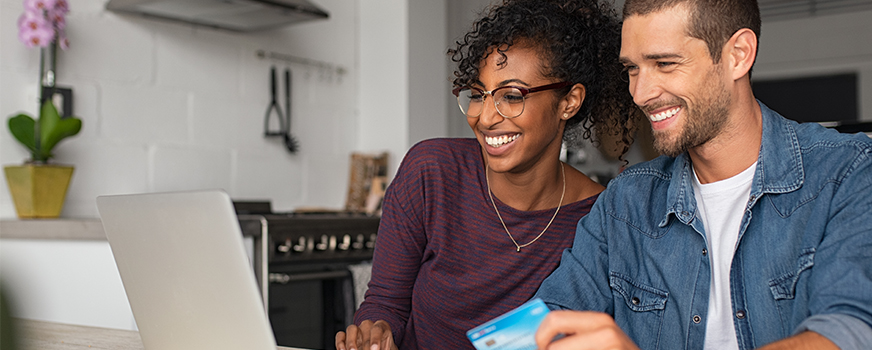 Casal pagando dívidas de cartão de crédito antes do bebê