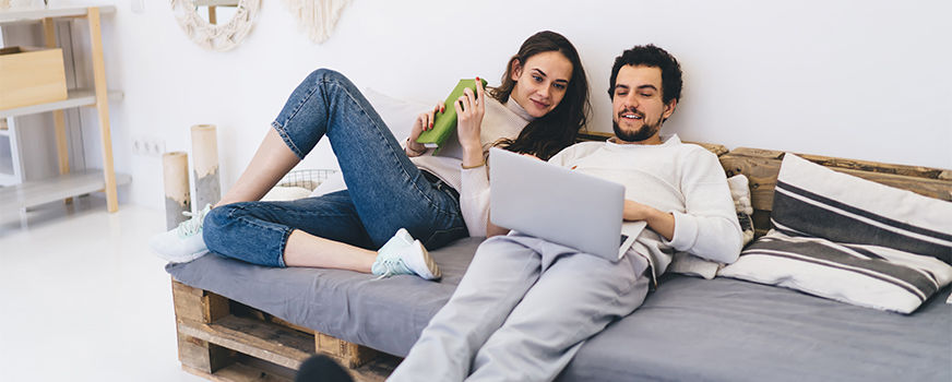 Pareja leyendo blogs sobre infertilidad en la computadora