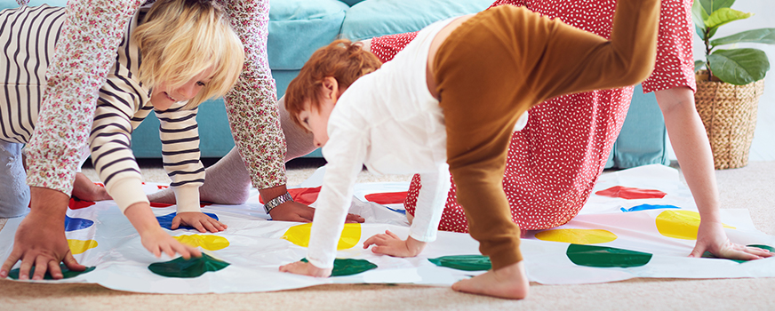 Família jogando Twister em casa