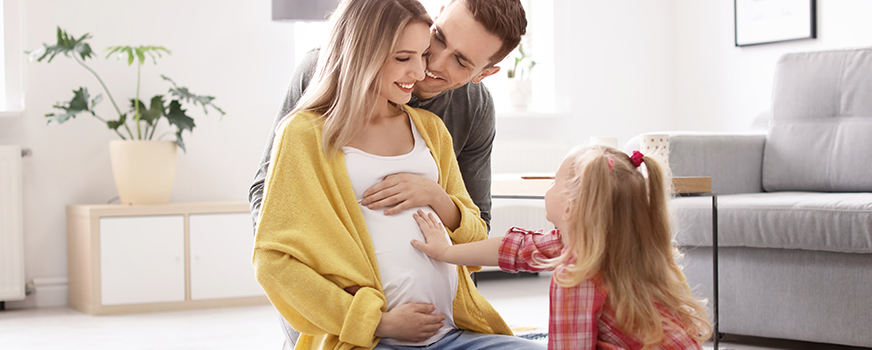 Família com filha e mãe grávida