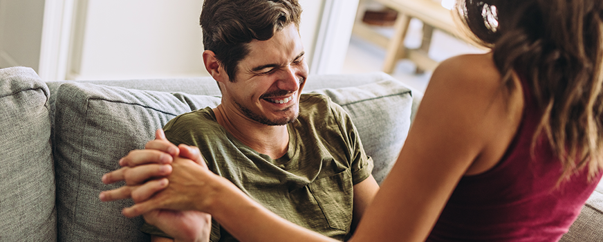 Pareja feliz siendo juguetona