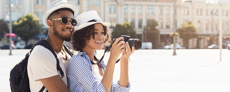 Feliz pareja de vacaciones románticas