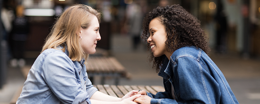 Pareja de lesbianas apoyándose mutuamente mediante FIV