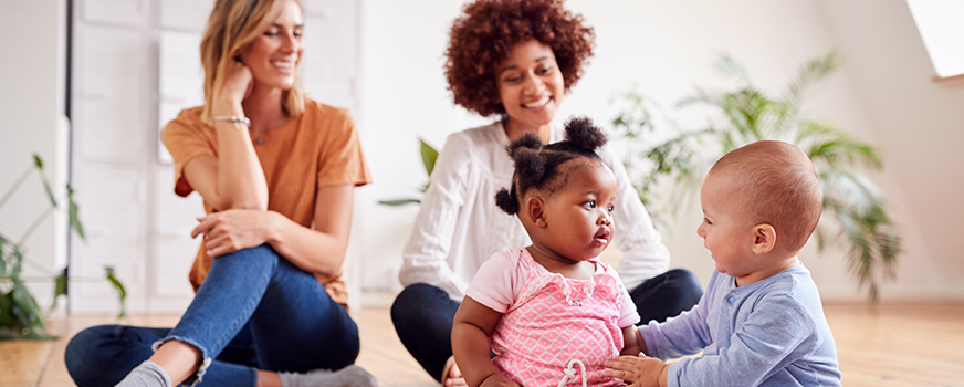 Mães com bebês meninos e meninas