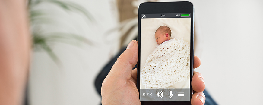 Padre revisando al bebé en Smart Baby Monitor