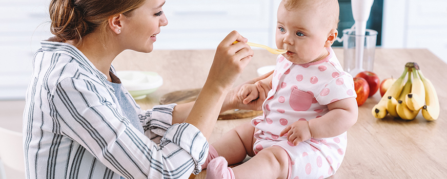 Nova mãe alimentando bebê com comida caseira para bebê