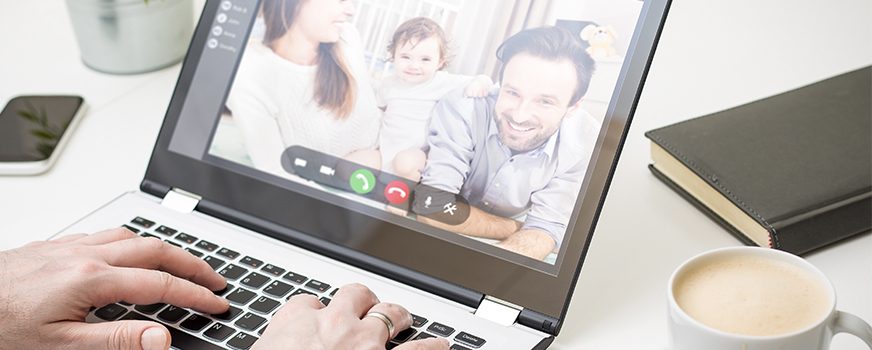 Novos pais fazendo videochamadas para membros da família