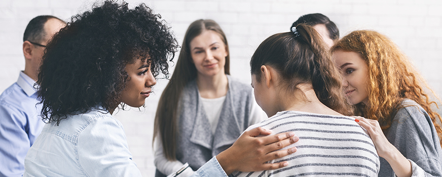 Mujeres que reciben apoyo por aborto espontáneo de un grupo de apoyo