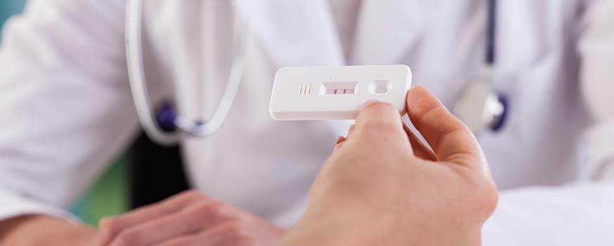 Persona que habla sobre los resultados de las pruebas de fertilidad en el hogar con el médico