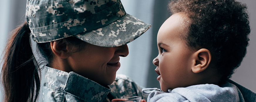 Mãe militar com criança