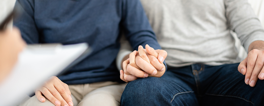 Pareja discutiendo FIV con el médico