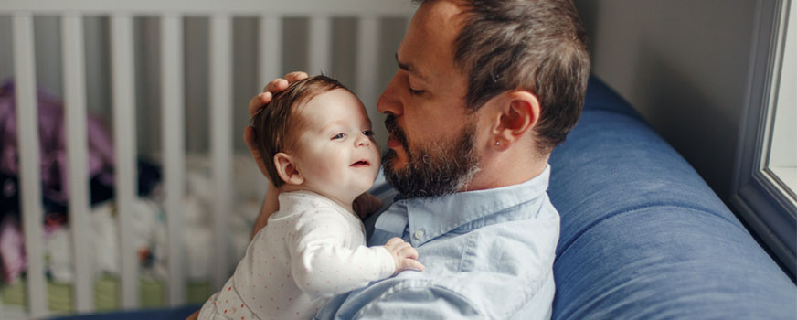 Padre soltero por elección sosteniendo a su bebé