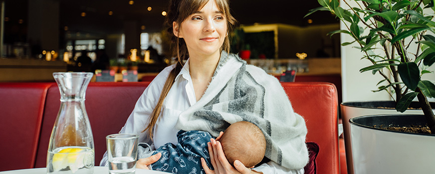 婦女在餐廳母乳喂養