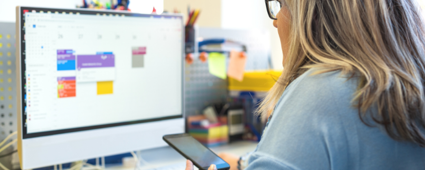 Mujer poniendo citas de FIV en el calendario laboral