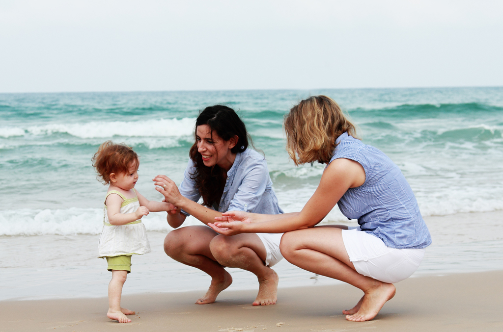 Mães com filha na praia